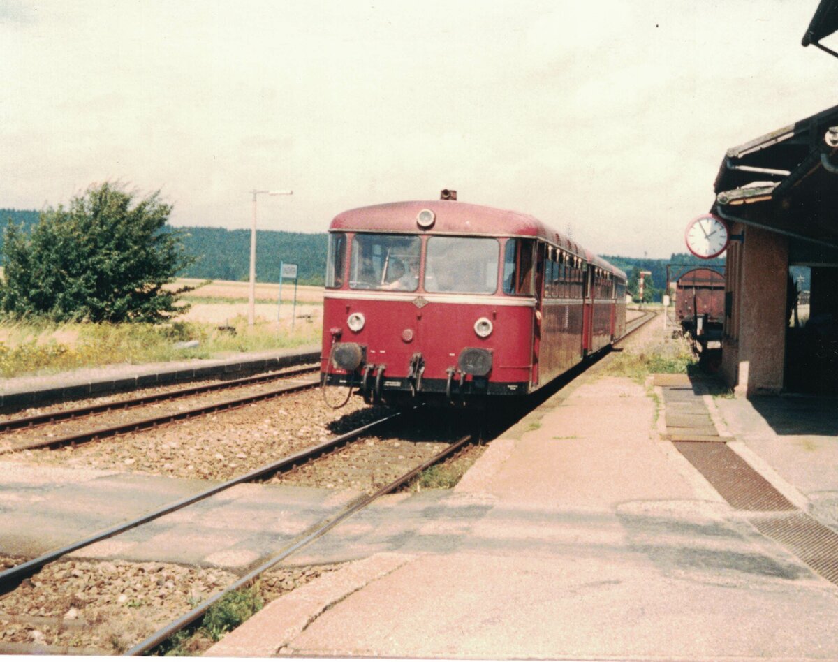 Schienenbus 1987 im Bahnhof Unadingen.