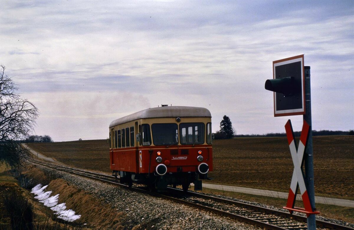 Schienenbus (Fuchs 1956) auf der WEG-Nebenbahn Amstetten-Gerstetten, evtl. in der Nähe von Waldhausen.
Datum: 01.04.1985