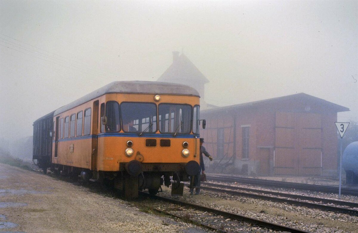 Schienenbus T 05 der früheren WEG-Nebenbahn Amstetten-Gerstetten neben dem Depot Gerstetten an einem Nebeltag. Das Foto entstand am 02.11.1984.