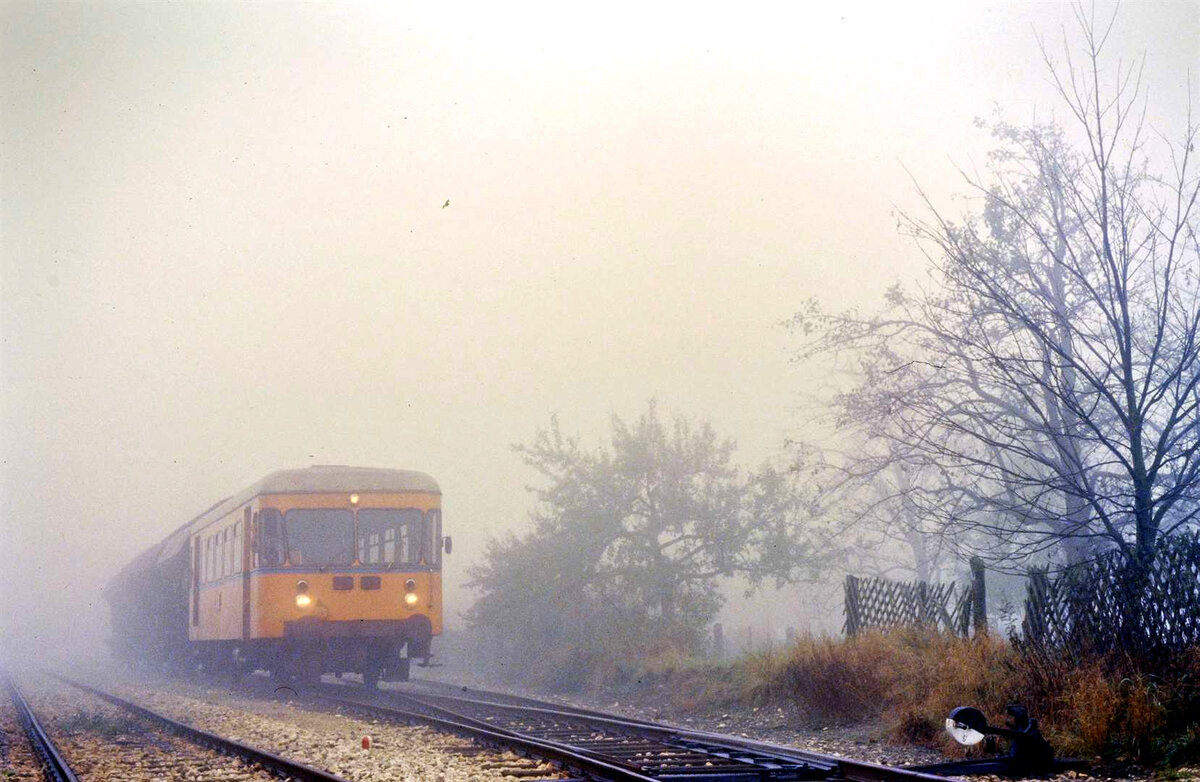 Schienenbus T 05 der WEG-Nebenbahn Amstetten-Gerstetten war am 02.11.1984 dem Nebel sehr unmittelbar ausgesetzt. Der Wagen rangierte vor dem Bahnhof Gerstetten.