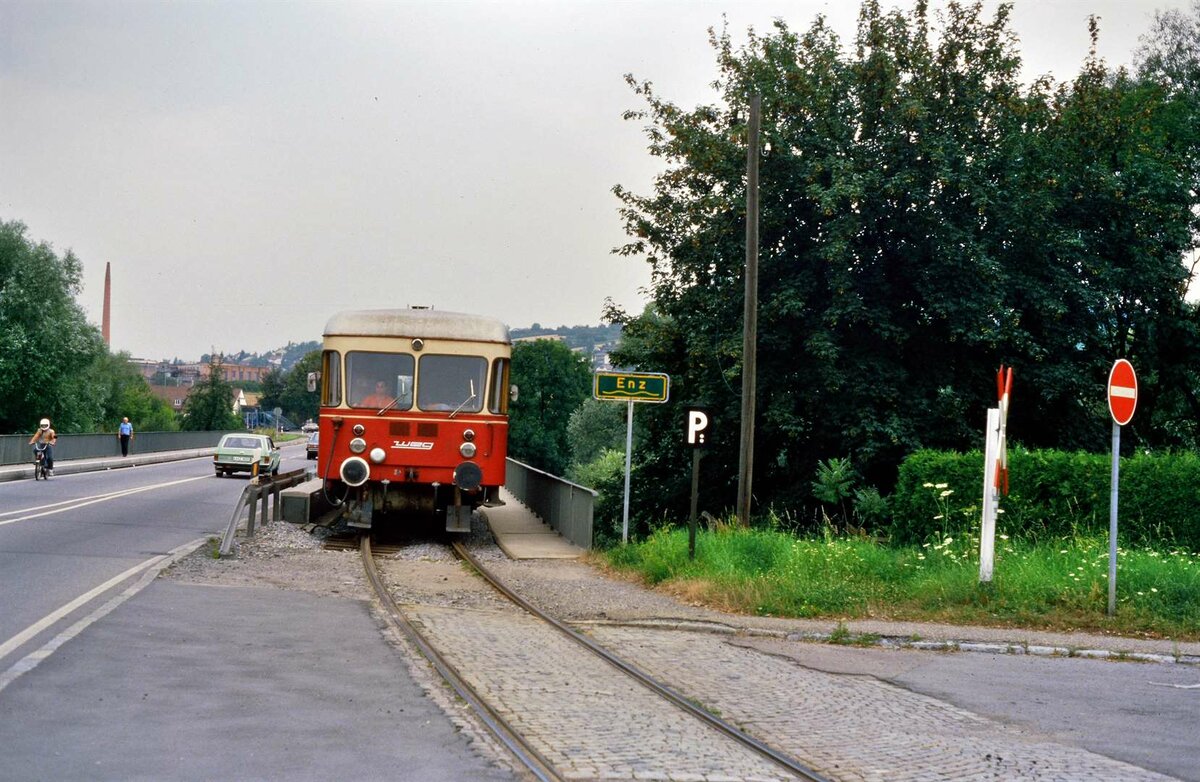 Schienenbus der WEG-Nebenbahn Vaihingen/Enz-Enzweihingen am Ortseingang von Enzweihingen bei der Überquerung der Enz (fährt in Richtung Bahnhof Enzweihingen) , 06.09.1984