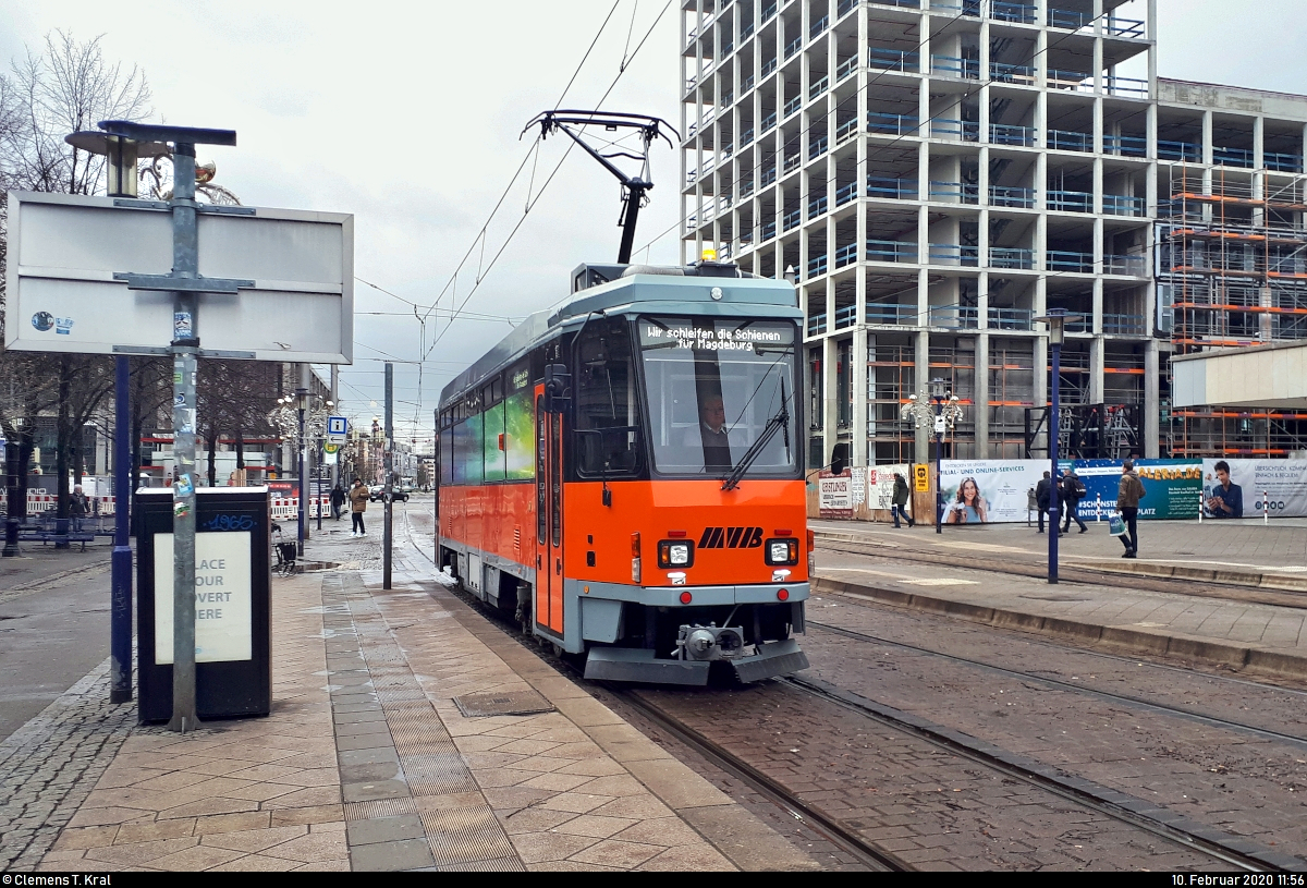 Schienenschleifwagen Tatra T6A2, Nr. 703, der Magdeburger Verkehrsbetriebe GmbH & Co. KG (MVB) durchfährt die Haltestelle Alter Markt Richtung Opernhaus.
(Smartphone-Aufnahme)
[10.2.2020 | 11:56 Uhr]