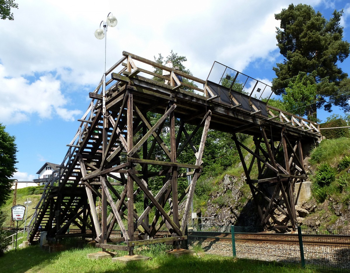 Schluchsee/Schwarzwald, hlzerne Fugngerbrcke ber die Gleise der Drei-Seen-Bahn, Juni 2014