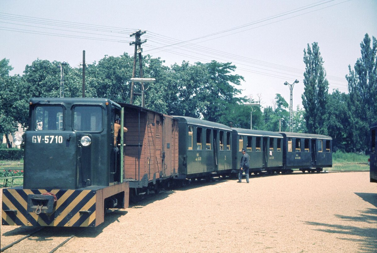 Schmalspurbahnhof  Balatonfenyves abfahrbereiter Zug_14-07-75