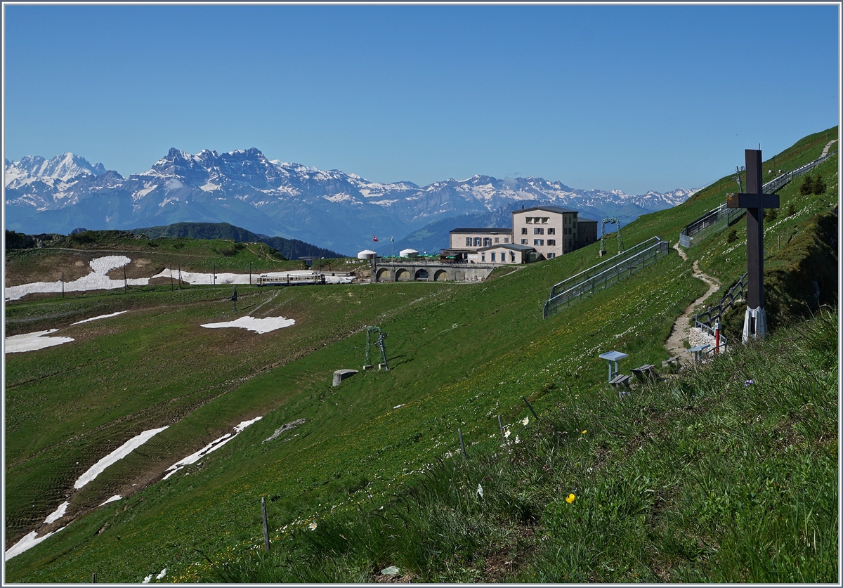 Schöne Aussichten auf dem Rochers de Naye, so dass der ankommende Zug zur Nebensache wird.
28. Juni 2016