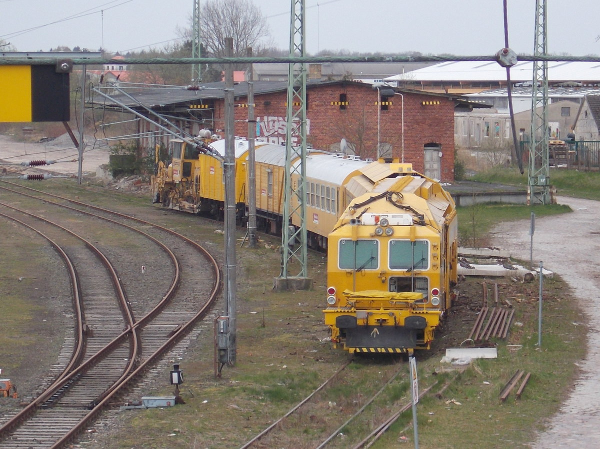 Schottermaschine,Bauzugwagen und am Ende ein Schotterpflug,am 20.April 2016,auf der Ladestraße in Bergen/Rügen.