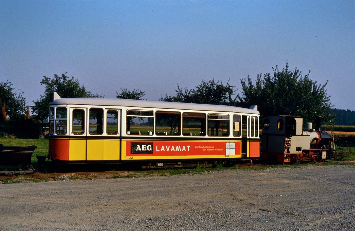 Schwäbisches Bauern-und Technikmuseum Seifertshofen: Stuttgarter Straßenbahnbeiwagen 1602 ( Schiffchen ) und eine Feldbahnlok (29.08.1985)