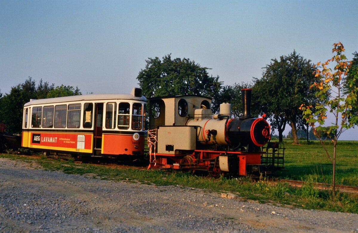 Schwäbisches Bauern-und Technikmuseum Seifertshofen: Stuttgarter Straßenbahnbeiwagen vom Typ B2 ( Schiffchen ) Nr. 1602 und eine Feldbahnlok (29.08.1985)