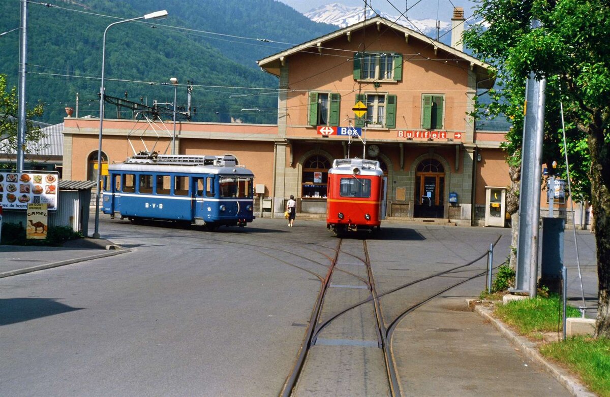 Schweizer Privatbahn Bex-Villars-Bretaye (BVB): Zwei sehr schöne ETs (rechts BDeh 2/4 Nr.23) vor dem SBB-Bahnhof Bex.
Datum: 19.05.1986
