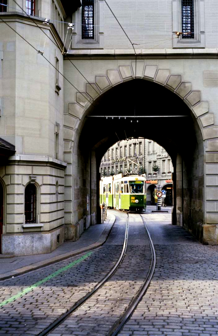 Schweizer Standardwagen der Straßenbahn Bern (evtl. 1986), Durchfahrt Käfigturm