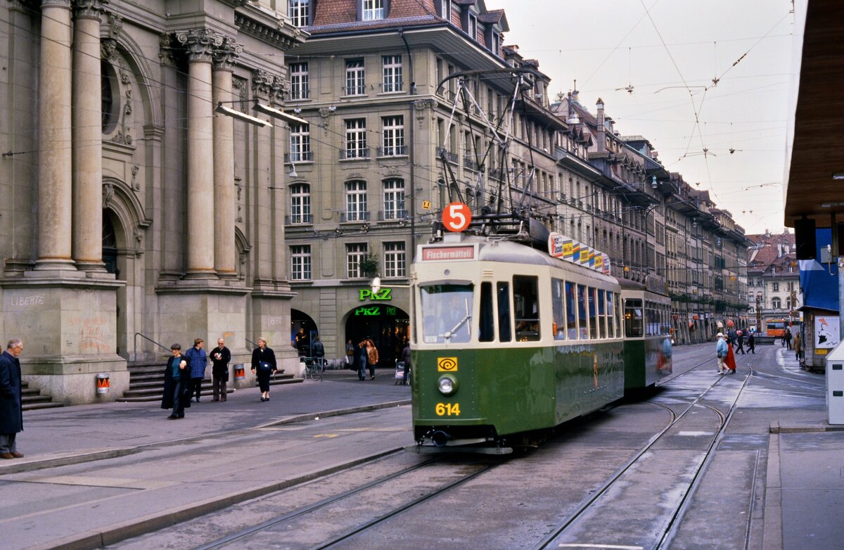 Schweizer Standardwagen der Straßenbahn Bern (evtl. 1986) bei der Spitalgasse zwischen den Haltestellen Bärenplatz und Bern Bahnhof.
