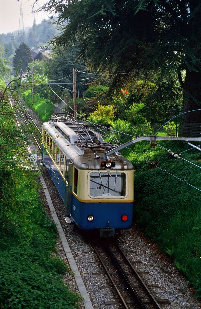 Schweizer Zahnradbahn Montreux-Glion mit einem Zahnradwagen der Reihe Bhe 2/4
Datum: 19.05.1986