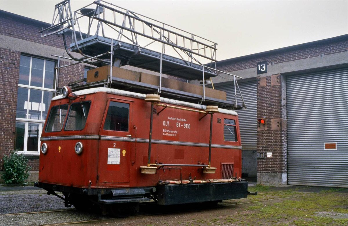 Schwerkleinwagen Klv 61-9110 (DB) vor dem Bw Heidelberg.
Datum: 03.11.1984