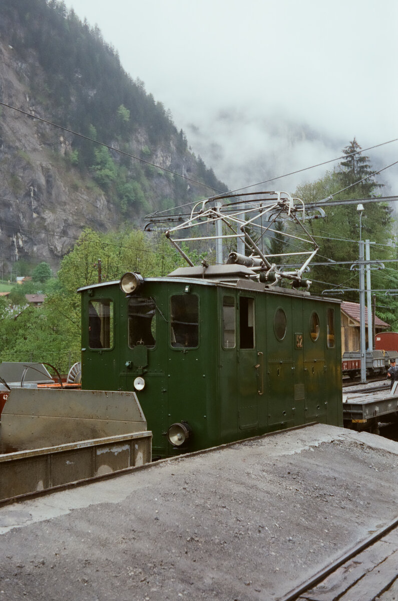 Schynige Platte Bahn 1983: Ellok 52 (Baureihe He 2/2) vor einer Verladerampe in Wilderswil (1983)