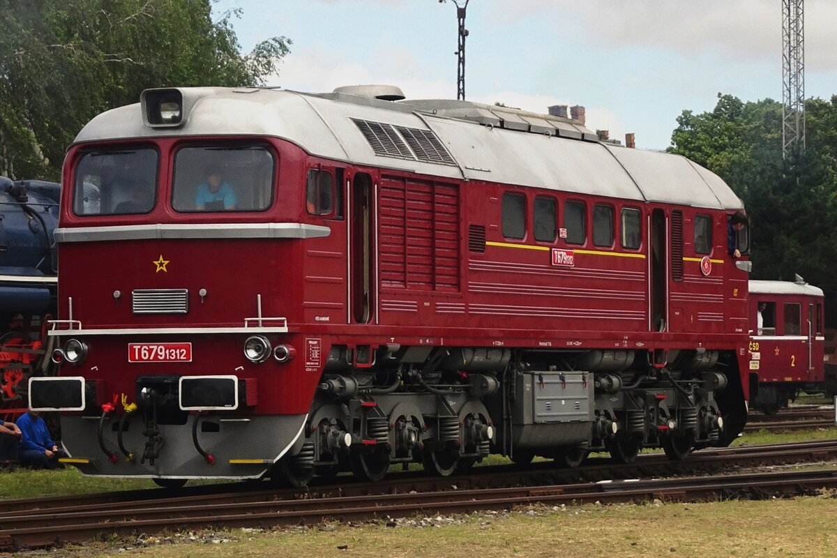 Sechshundert Taigatrommeln wurden vom UdSSR in die 1960er Jahren an die CSD geliefert und T679 1312 ist eine von verschiedene erhalten Exemplare. Hier rollt sie sichselbst auf die Drehscheibe in Bratislava-Vychod während RENDEZ-2022.