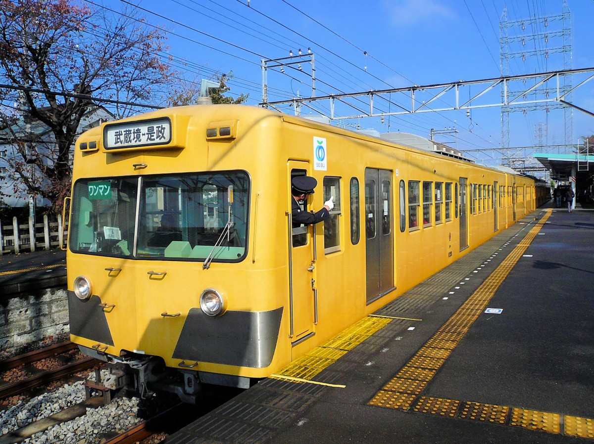 Seibu-Konzern, Tamagawa-Linie: Am 25.November 2009 unmittelbar vor Abfahrt an der Station Tama; der Schaffner im hinteren Führerstand kontrolliert mit Fingerzeig (und Rufen), dass die Türen wirklich geschlossen sind und keiner an der Bahnsteigkante steht. Zug 219 (Serie 101).  