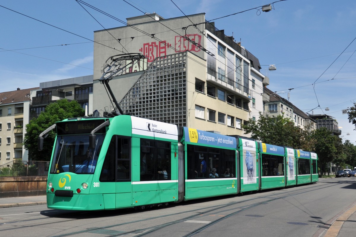 Seit dem 03.06.2014 hat der Combino 301 eine Teilwerbung der Basler Kantonalbank. Hier fährt der Wagen auf der Linie 6 zur Haltestelle Morgartenring. Die Aufnahme stammt vom 03.06.2014.