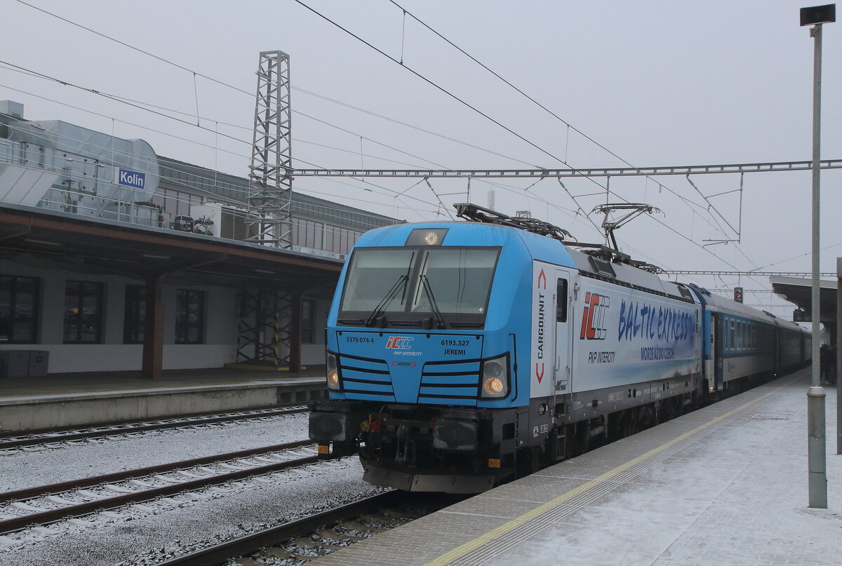 Seit dem Fahrplanwechsel ist ab Prag ein Eurocity über Lichkov nach Danzig auf dem Plan. Dafür wurde extra ein Vectron beklebt als Baltic Express so wie der Zug sich nennt. Dieser konnte am 28.12.2024 in Kolin aufgenommen werden. 