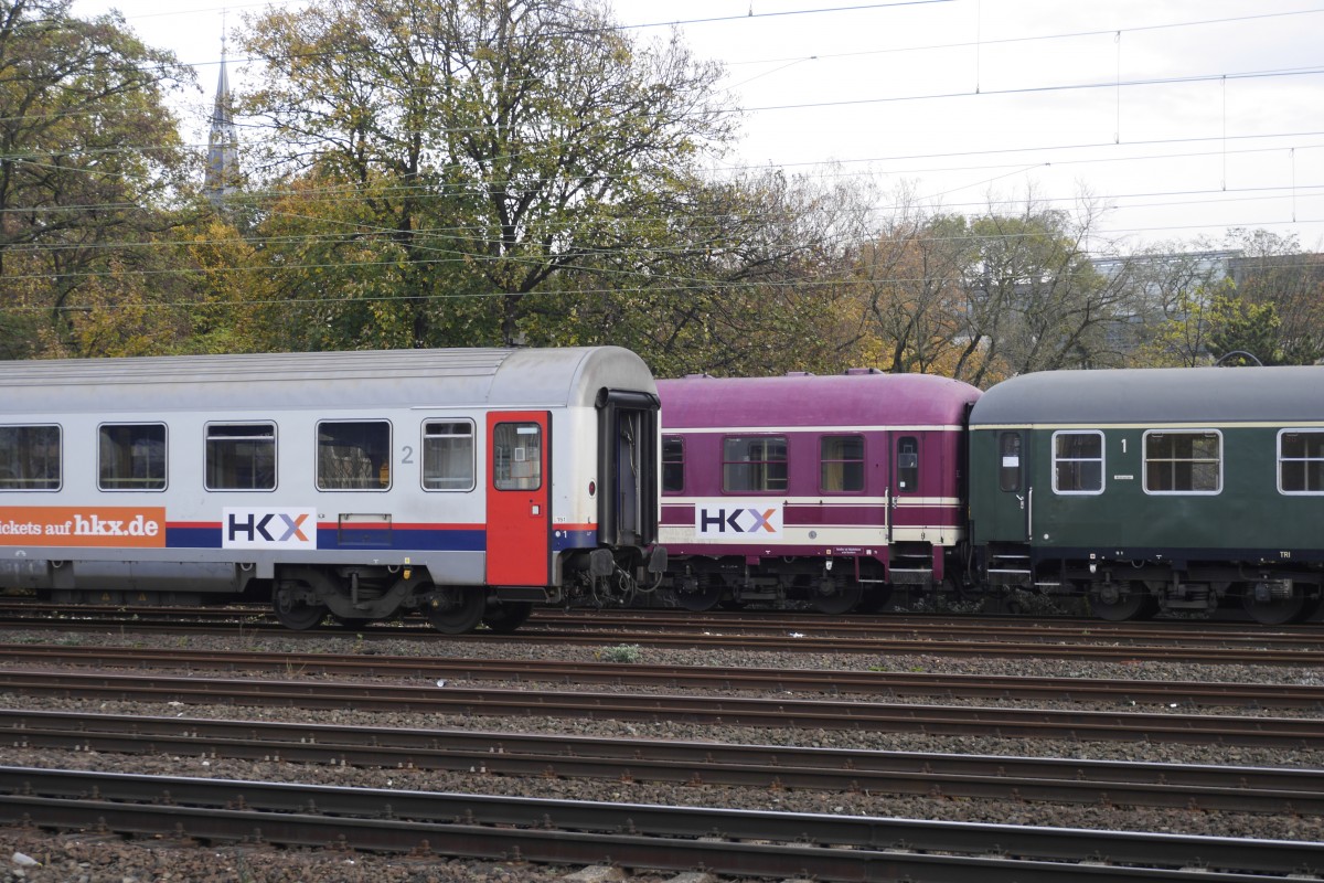 Seit einiger Zeit benutzt der HKX nur noch in Ausnahmefällen den Kölner Betriebsbahnhof. Stattdessen wendet er in Höhe Köln West, und dort werden auch Wagen abgestellt. Im Bild drei verschiedene Arten von HKX-Leihfahrzeugen (9.11.14).