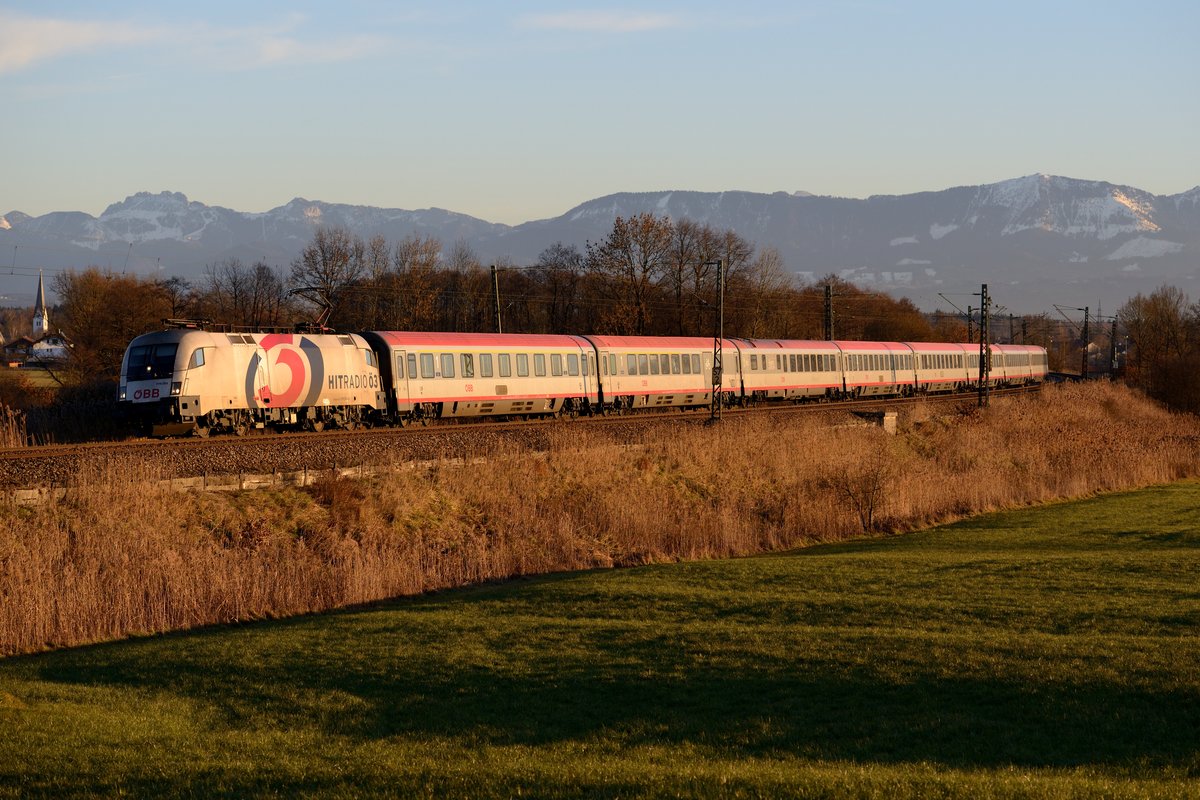 Seit Fahrplanwechsel 2013 fahren die Italien ECs im Unterinntal über die Neubaustrecke. Deswegen ging die Traktion vorübergehend auf die bereits mit ETCS ausgerüsteten 1116-er über, welche die Züge dann zwischen Brenner und München befördern. Die 1216-er wurden inzwischen nachgerüstet, ab Sommer 2014 wurden die Zugläufe wieder durchgängig mit den Mehrsystemloks bespannt. Übergangsweise hatte man somit die Chance, auch eine ÖBB Werbe-1x16 in dem Umlauf ablichten zu können. Am 23. Dezember 2013 konnte die  Hitradio Ö3  1116.264 mit EC 80 bei Rann im letzten Abendlicht fotografiert werden.