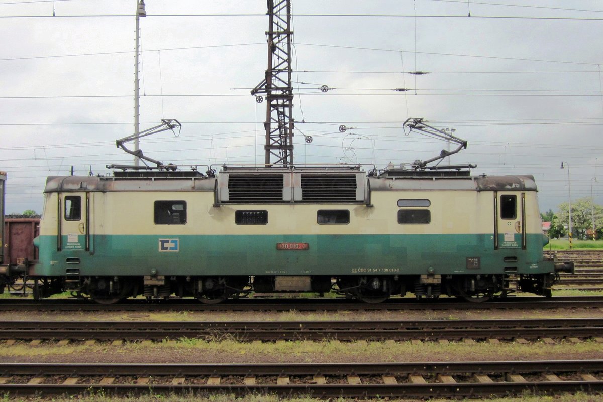 Seitenansicht auf 130 010 in Pardubice am 4 Juni 2013.