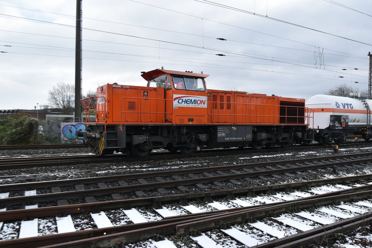 Seitenansicht der Chemion 275 002-4 mit einem Umleiterzug aus Dormagen nach Uerdingen. Samstag den 9.12.2017