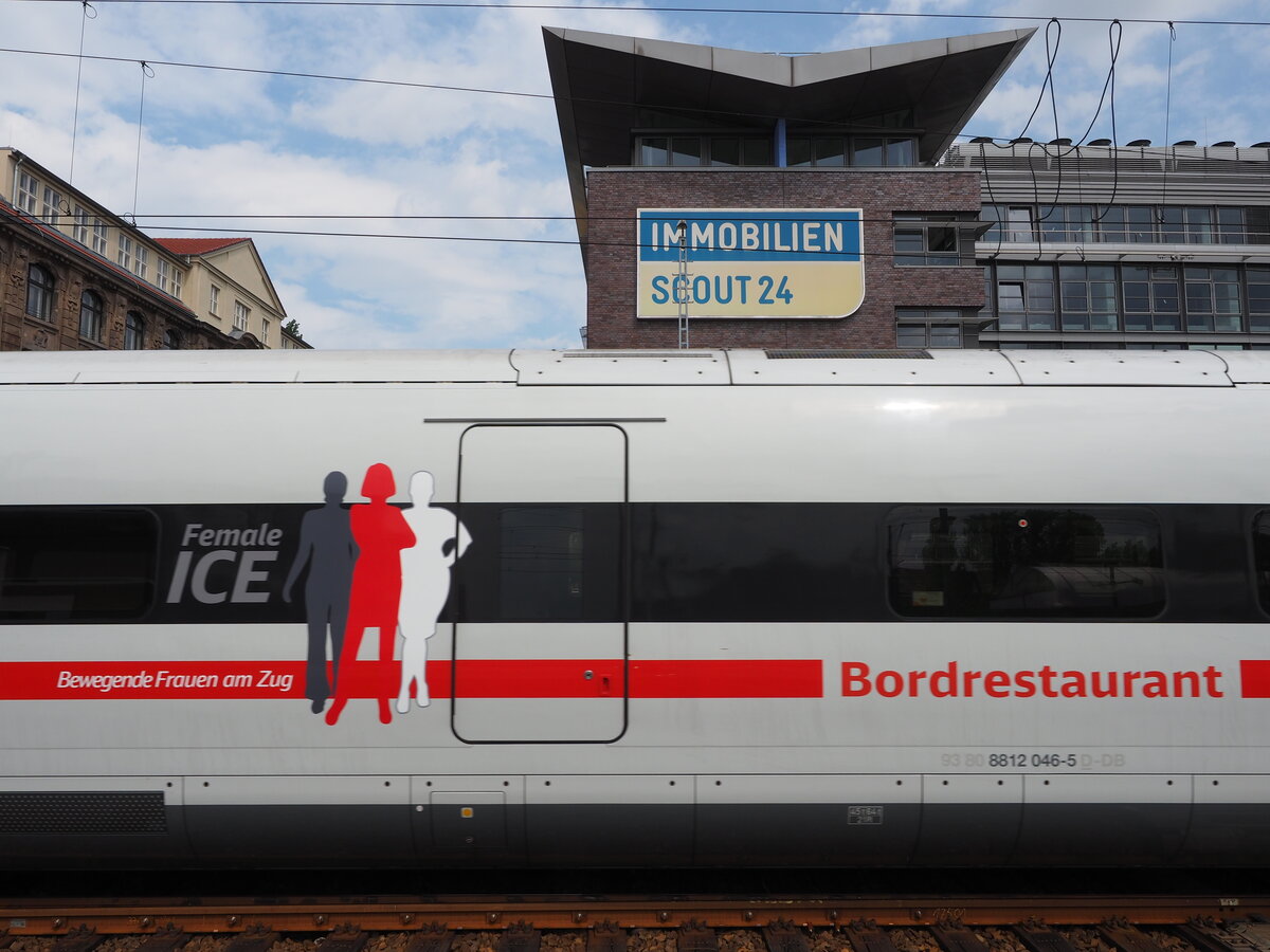 Seitenansicht des BordRestaurants von 412 046  Female ICE .
Im Gegensatz zu den Triebköpfen sind am BordRestaurant die Figuren größer gehalten.
(fuhr als ICE 373 pünktlich (12:18) am Startbahnhof Berlin Ostbahnhof ab.) 
Offizielle  Premierenfahrt  war am 11.05.2022.

Berlin, der 13.05.2022