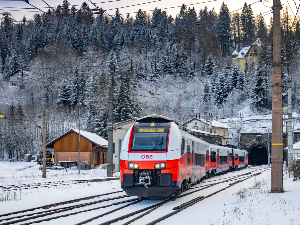 Semmering. Der Semmering-Pass ist ein fast 1 Kilometer über Seehöhe gelegener Gebirgspass. Dementsprechend gibt es hier im Winter große Schneemengen, so auch Anfang Dezember: Am 47. Dezember 2024 fährt der ÖBB cityjet 4744 538 als Regionalbahn von Mürzzuschlag nach Wiener Neustadt in den Bahnhof Semmering ein.