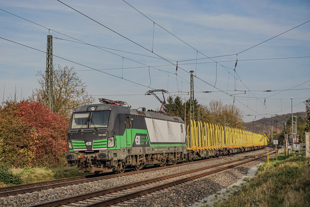 SETG/ELL 193 832 war am 05.11.2024 mit einem leeren Holzzug unterwegs Richtung Saalfeld. Hier in Leißling.