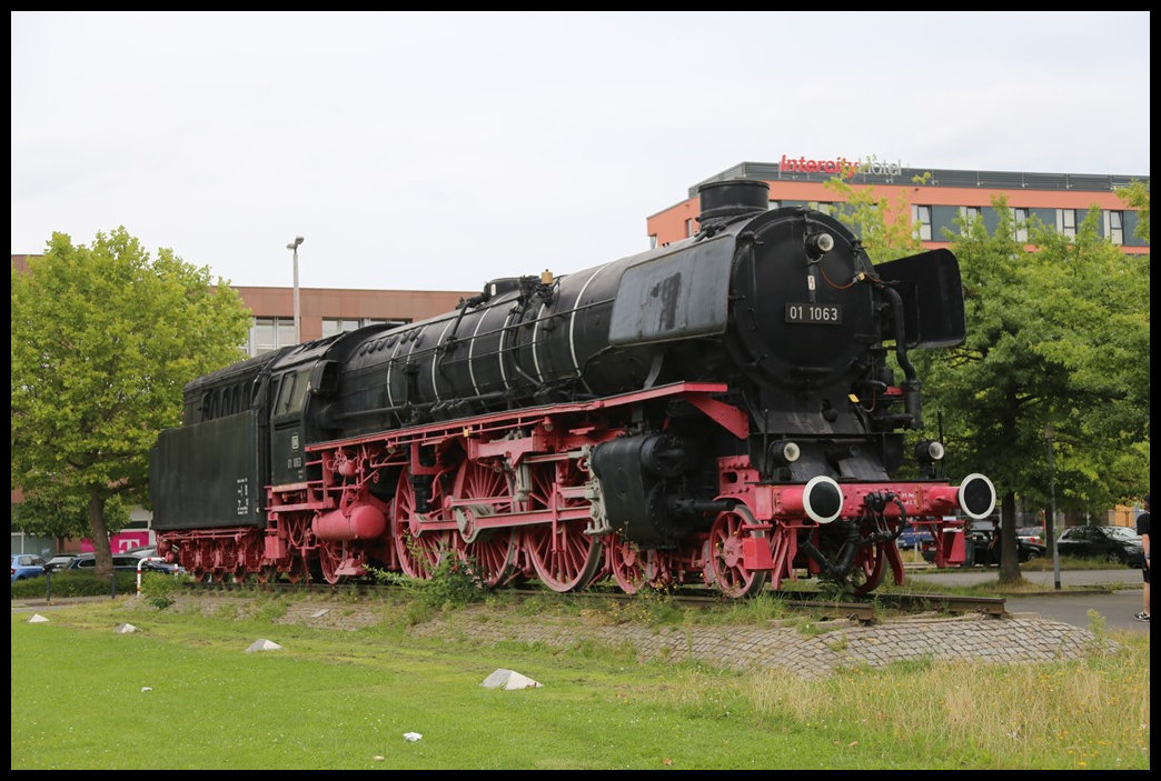 Sie soll laut Braunschweiger Verantwortlicher von ihrem Denkmalstandort verschwinden. Am 9.8.2024 stand 011063 noch in alter Pracht vor dem Hauptbahnhof in Braunschweig.