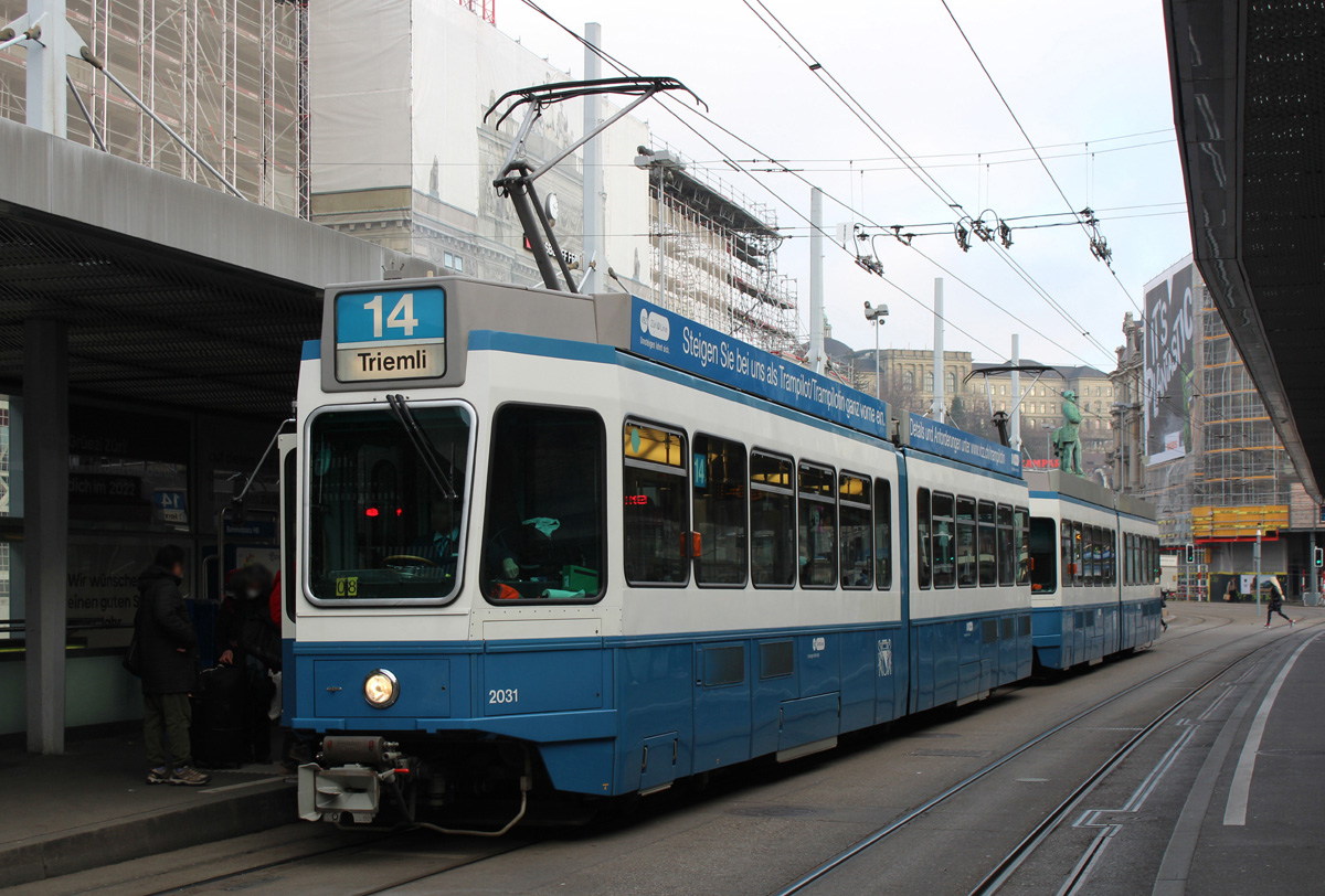 Sie werden immer weniger: die Tram 2000, hier der Be 4/6 2031 in Zürich, Bahnhofplatz/HB am 24.01.2022. Bis voraussichtlich 2027 werden diese Fahrzeuge durch Flexitys ersetzt.