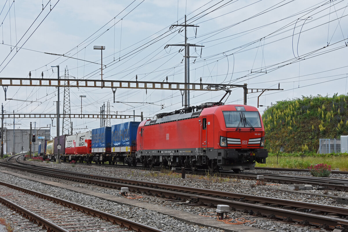 Siemens Vectron 193 307-6 der DB durchfährt den Bahnhof Pratteln. Die Aufnahme stammt vom 08.06.2021.
