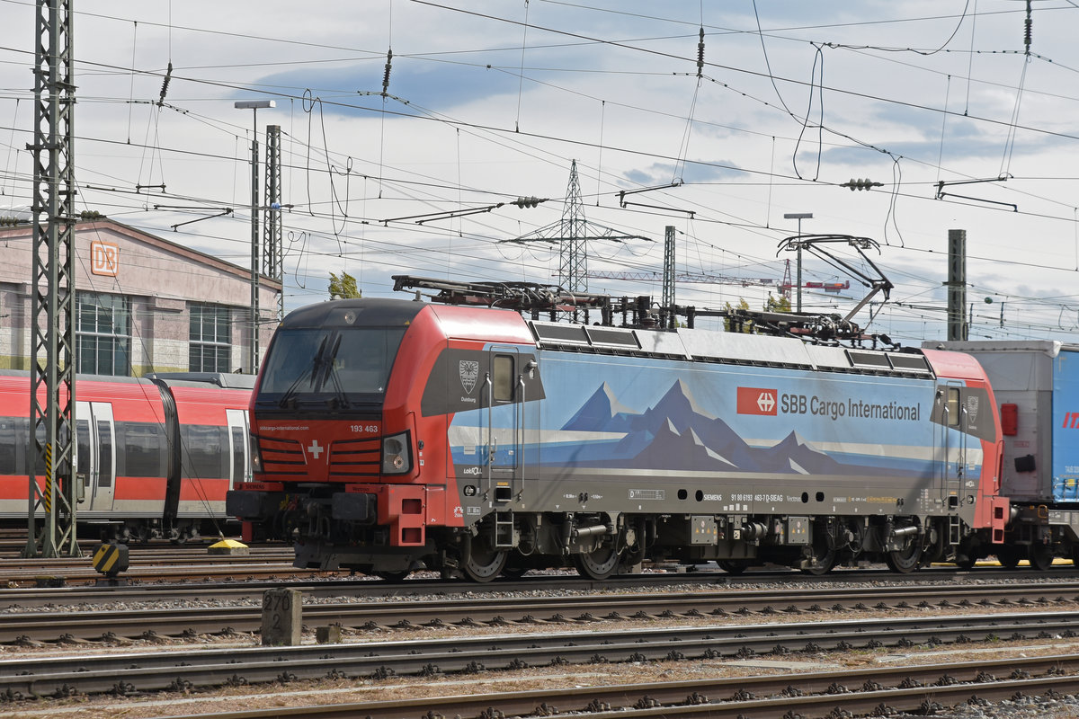 Siemens Vectron 193 463-7 durchfährt den badischen Bahnhof. Die Aufnahme stammt vom 18.10.2019.