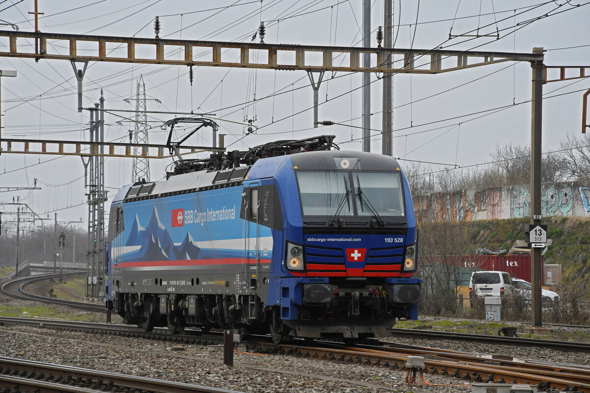 Siemens Vectron 193 528-7 durchfährt am 07.03.2023 solo den Bahnhof Pratteln.