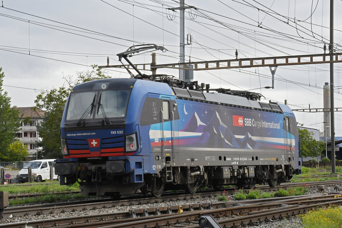 Siemens Vectron 193 532-9 durchfährt am 10.09.2024 solo den Bahnhof Pratteln.