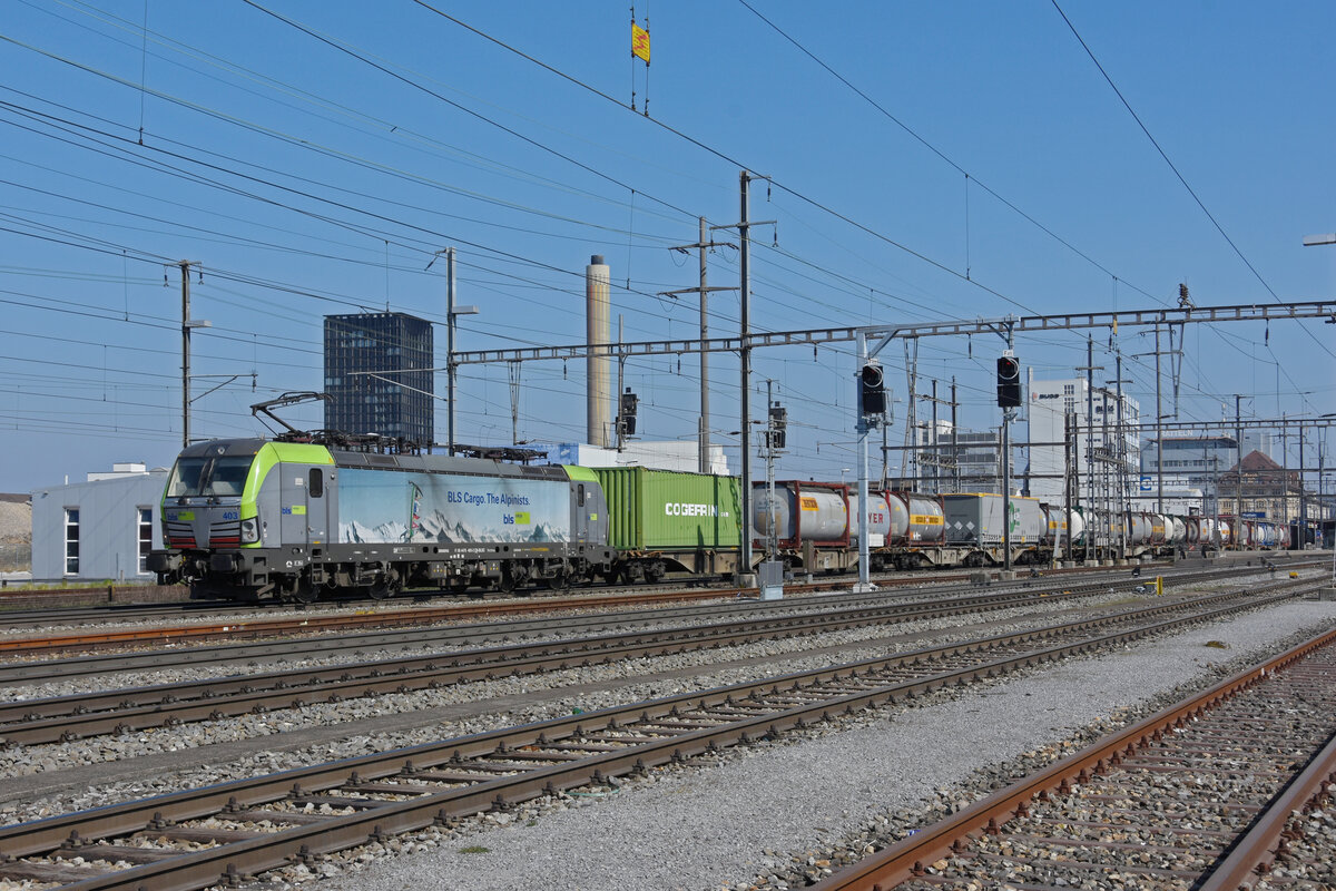 Siemens Vectron 475 403-2 der BLS durchfährt den Bahnhof Pratteln. Die Aufnahme stammt vom 19.03.2022.