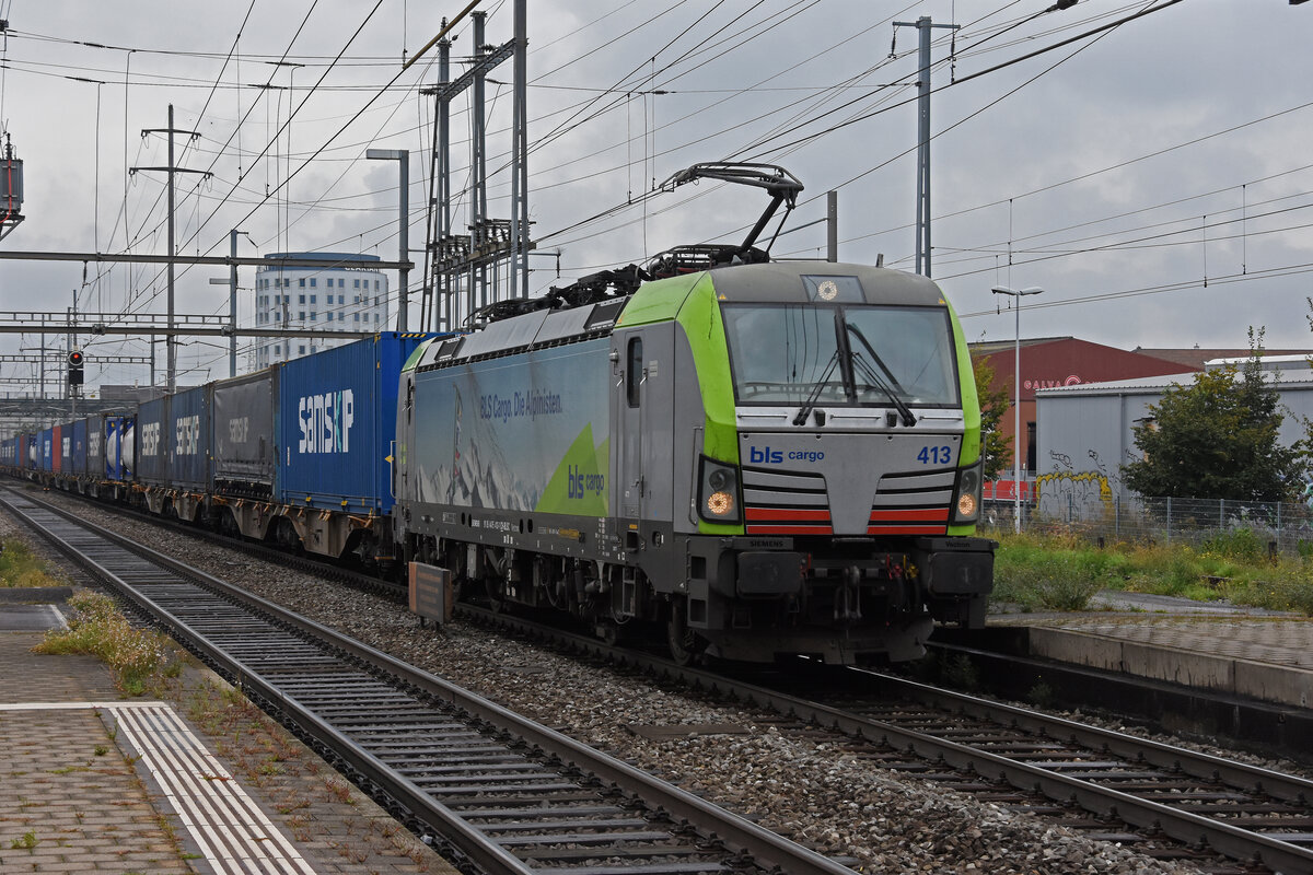 Siemens Vectron 475 413-1 durchfährt am 23.09.2024 den Bahnhof Pratteln.