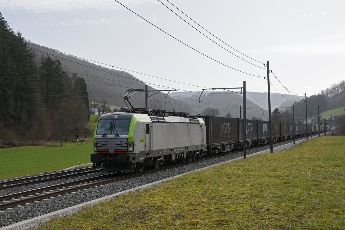 Siemens Vectron 475 416-4 der BLS fährt Richtung Bahnhof Gelterkinden. Die Aufnahme stammt vom 26.02.2021.