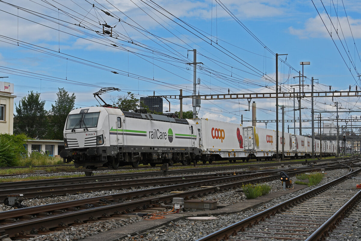 Siemens Vectron 476 454-4 von railCare durchfährt am 23.07.2024 den Bahnhof Pratteln.