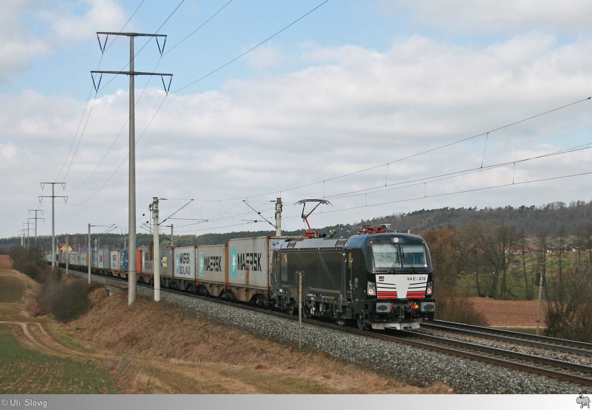 Siemens Vectron X4 E - 878 der Mitsui Rail Capital Europe (MRCE) unterwegs mit einen Containerzug. Die Aufnahme entstand am 12. März 2015 kurz vor Neustadt an der Aisch.