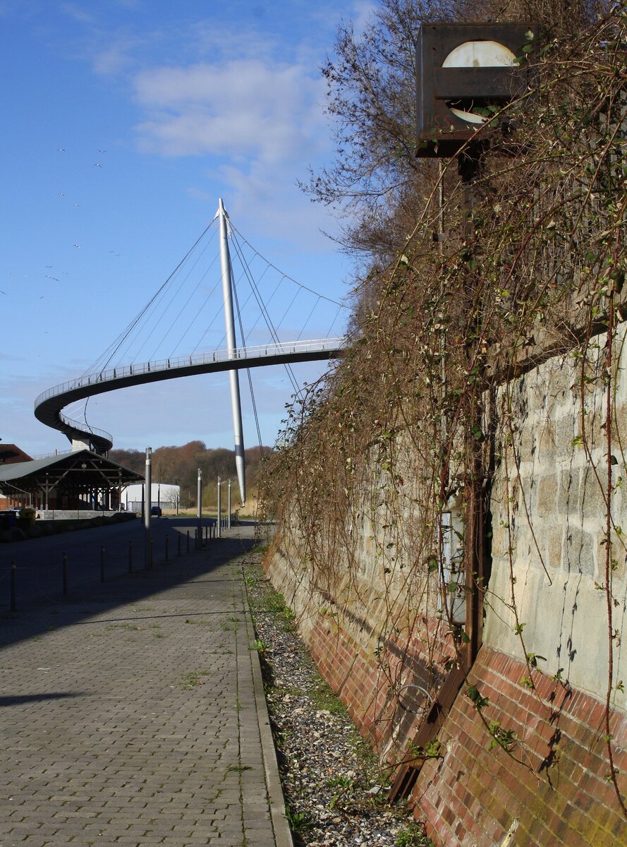 Signal auf früherem Streckenverlauf im Stadthafen Sassnitz | April 2016