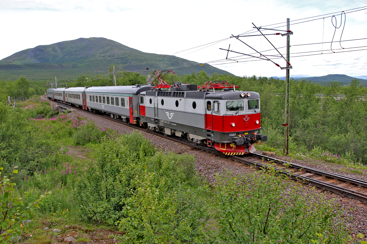 Sj Lok Rc6 1327 kommt am 18.7.2014 mit dem Ic 95 nach Lulea bei Rensjön vorbei.