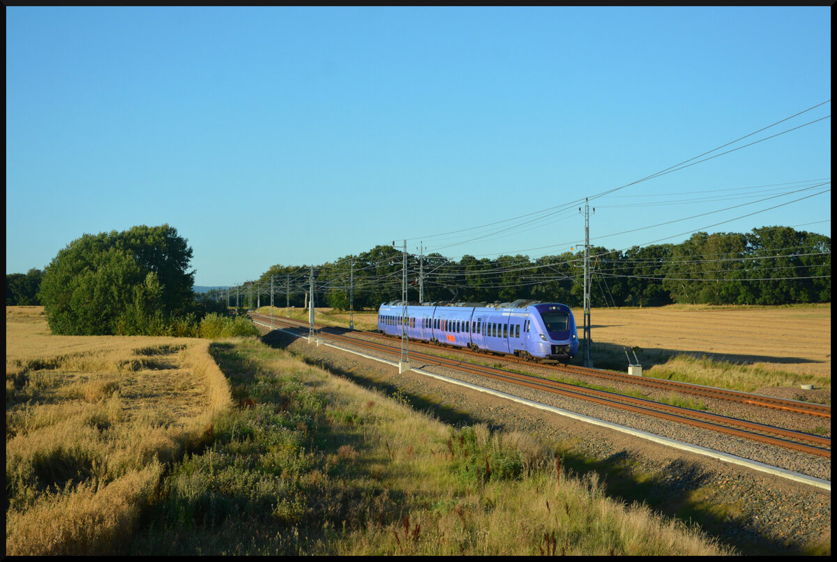 Skånetrafiken X61 001 am 12.08.2024 südlich von Ängelholm bei km 223 auf der Fahrt von Förslöv nach Helsingborg C.