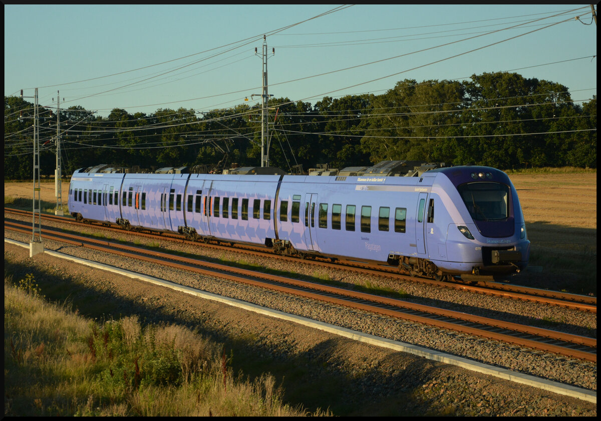 Skånetrafiken X61 079 am 12.08.2024 südlich von Ängelholm bei km 223 auf der Fahrt von Förslöv nach Helsingborg C.