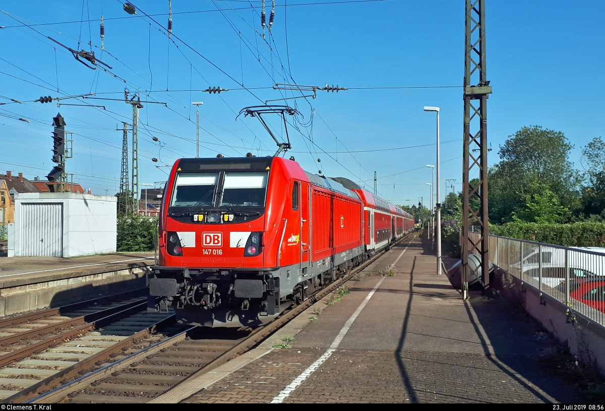 Smartphone-Aufnahme in Form eines Nachschusses auf 147 016-0 von DB Regio Baden-Württemberg als RB 19110 von Stuttgart Hbf nach Neckarsulm, die den Bahnhof Ludwigsburg auf Gleis 1 verlässt.
[23.7.2019 | 8:56 Uhr]