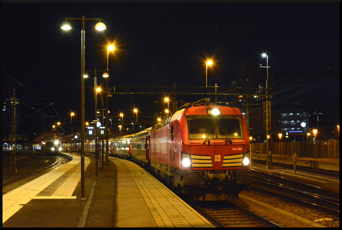 Snälltåget 193 288 mit dem Nachtzug D 301 nach Berlin am 08.08.2024 kurz vor der Abfahrt (22:25 Uhr) in Malmö C. Knapp eine Stunde zuvor war Snälltåget 193 255 mit dem Zug als D 10301 aus Stockholm C angekommen.