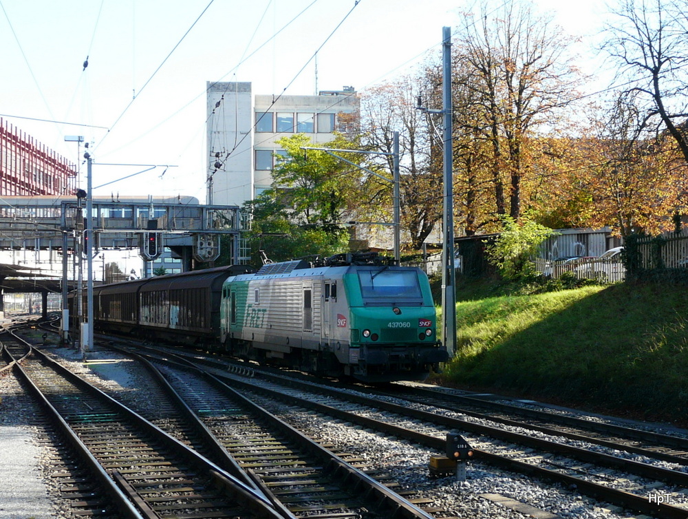 SNCF - 437060 mit Güterzug unterwegs im Bahnhof Basel SBB am 24.10.2013