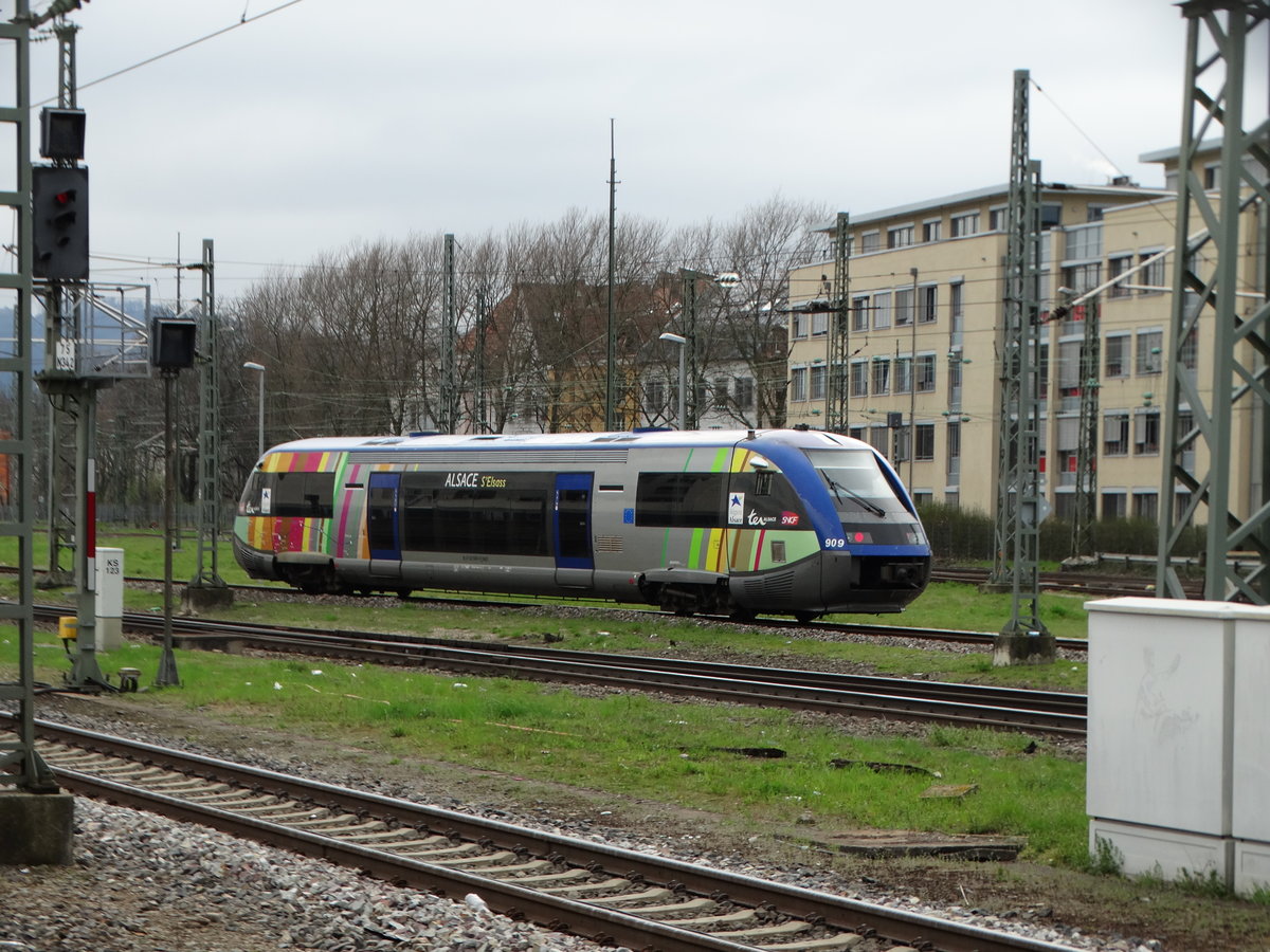 SNCF TER Alsace X73909 am 22.03.17 in Freiburg (Breisgau) Hbf vom Bahnsteig aus fotografiert