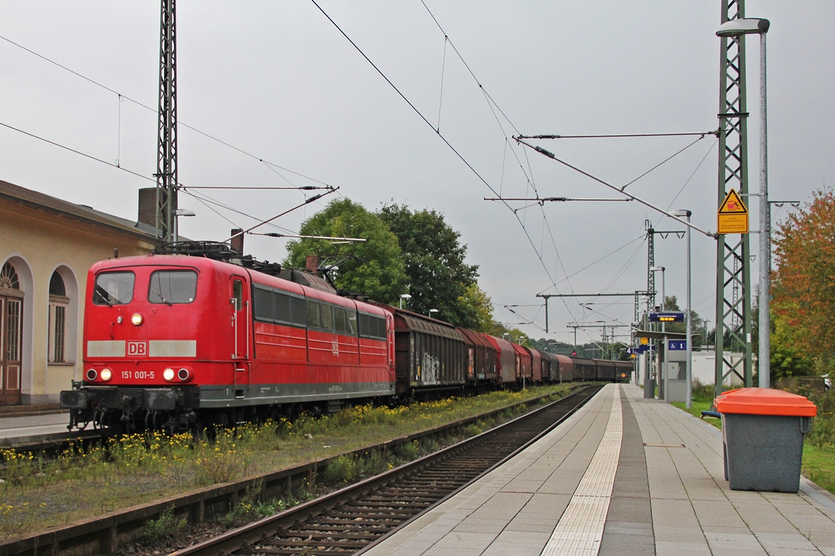 So langsam wurde es zu dunkel und ich machte mich auf dem Weg zum Auto. Ein Blick zum  Asig  in Richtung Kassel ließ mich jedoch noch kurz warten, da es Hp1 anzeigte. Ca. 2 Minuten später kam dann 151 001-5 durchgefahren. Baunatal Guntershausen 26.09.2014