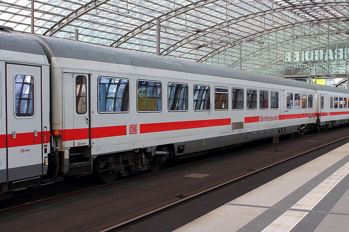 So wurde der IC-Verkehr Berlin Ostbahnhof-Amsterdam Centraal realisiert.
Ein IC-Wagen der Bauart Wrmz 134.5 (61 80 88-90 513-7 D-DB), eingereiht in den IC 140, hier beim Halt in Berlin Hbf am 27.06.2014.
Jetzt wird hier die Bauart ARkimbz eingesetzt.
